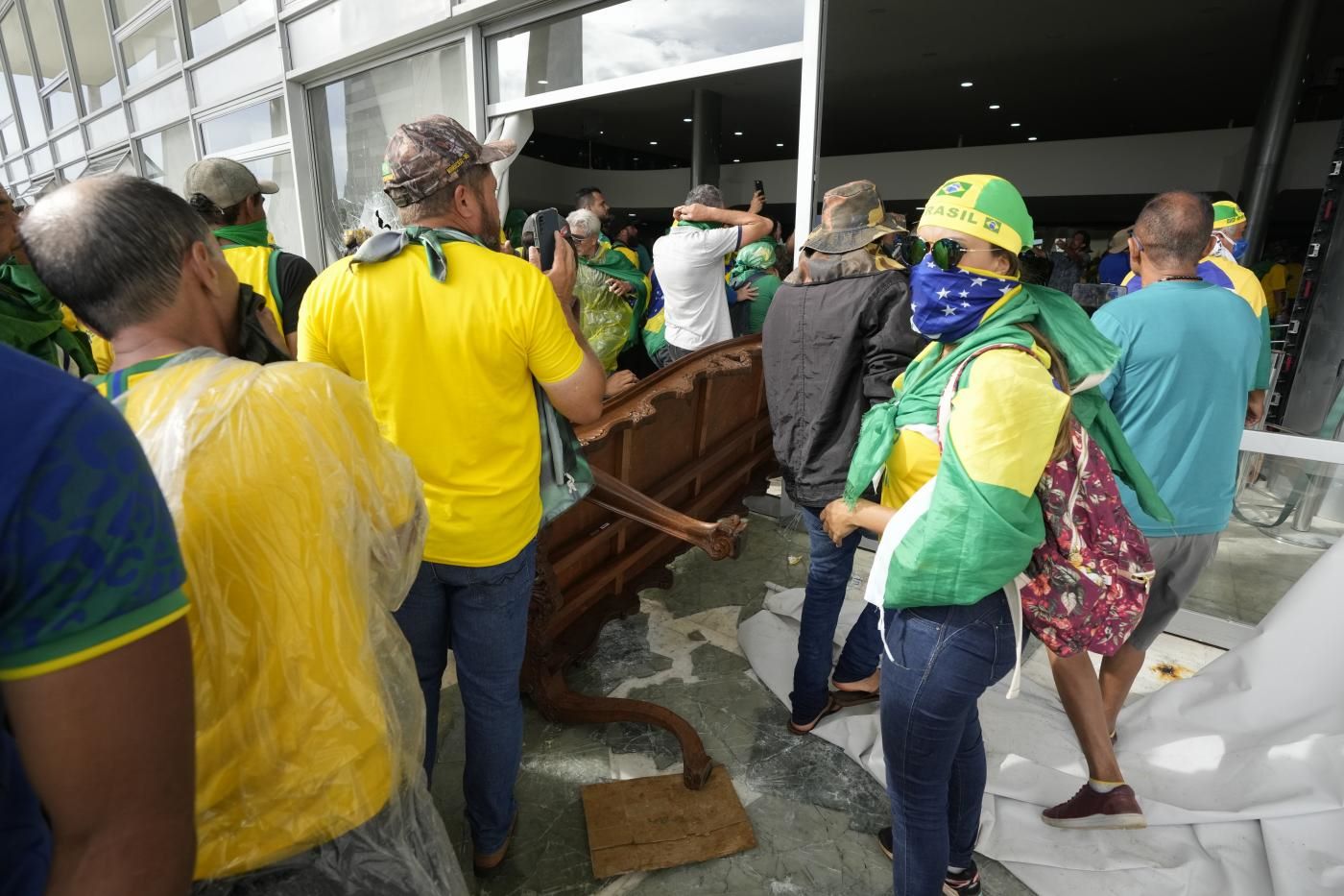 Brasile I Sostenitori Di Bolsonaro Invadono Larea Del Palazzo Del