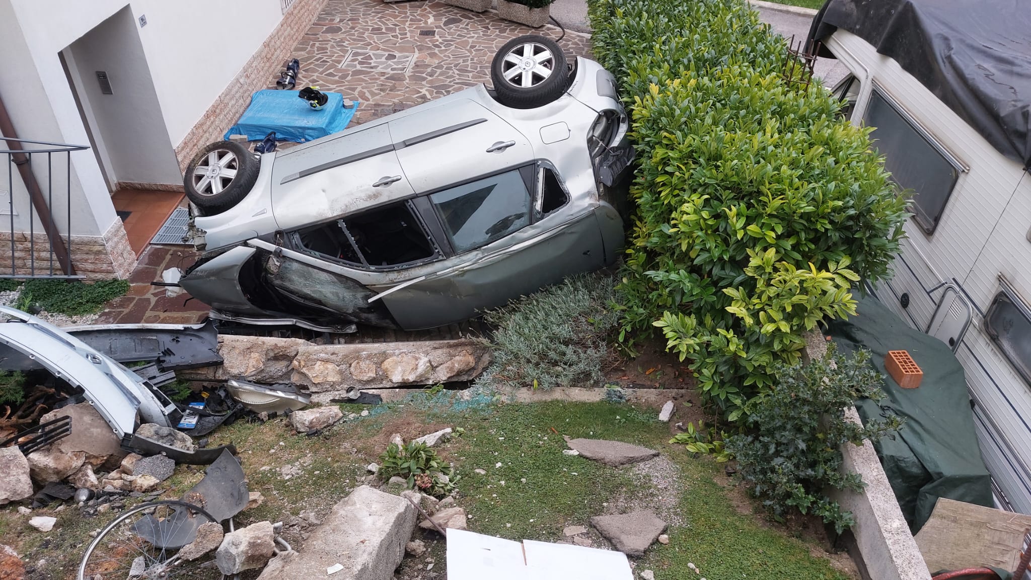 Ronzo Chienis Auto Sfonda Un Muro E Precipita In Un Giardino Feriti