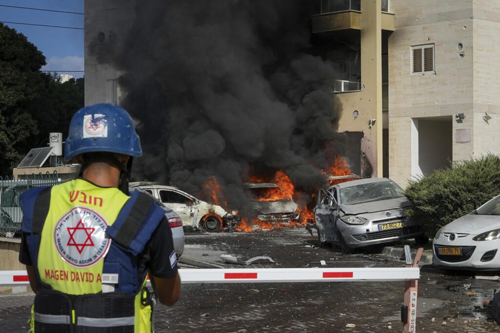 Auto a fuoco vicino alla Striscia di Gaza (AP Photo/Tsafrir Abayov)