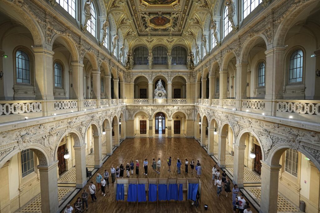 Alcune persone attendono di votare a Lione