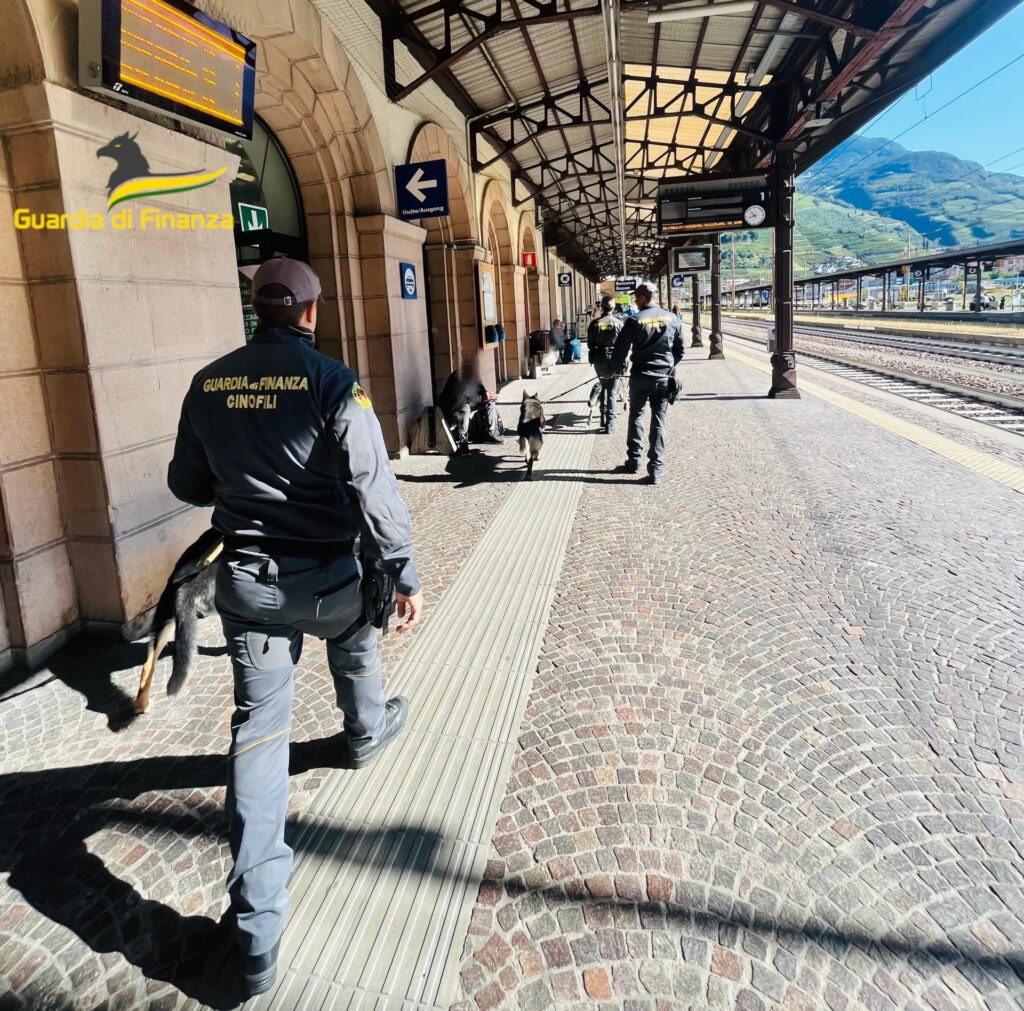 Guardia di finanza in stazione