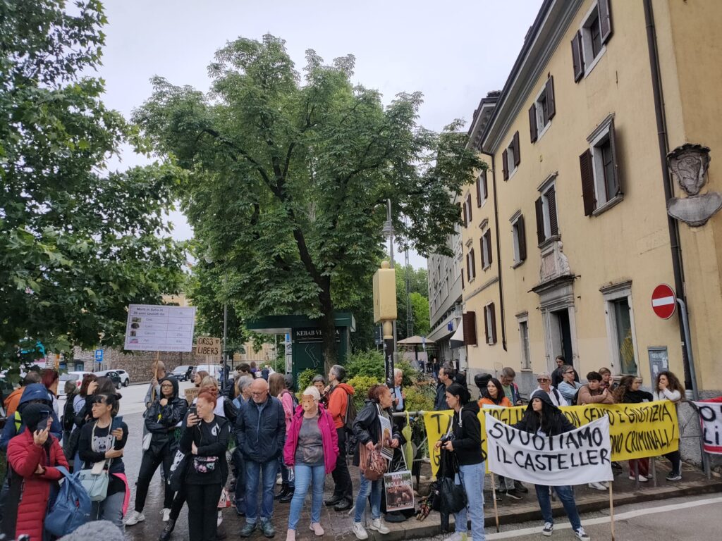 In piazza per manifestare a difesa degli orsi