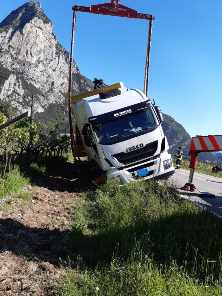 Il camion finito fuori strada a Sarche