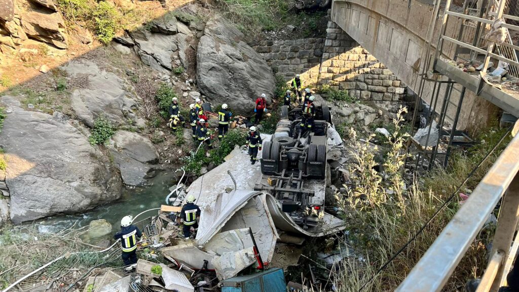 Camion precipita in Val Martello, morto autista