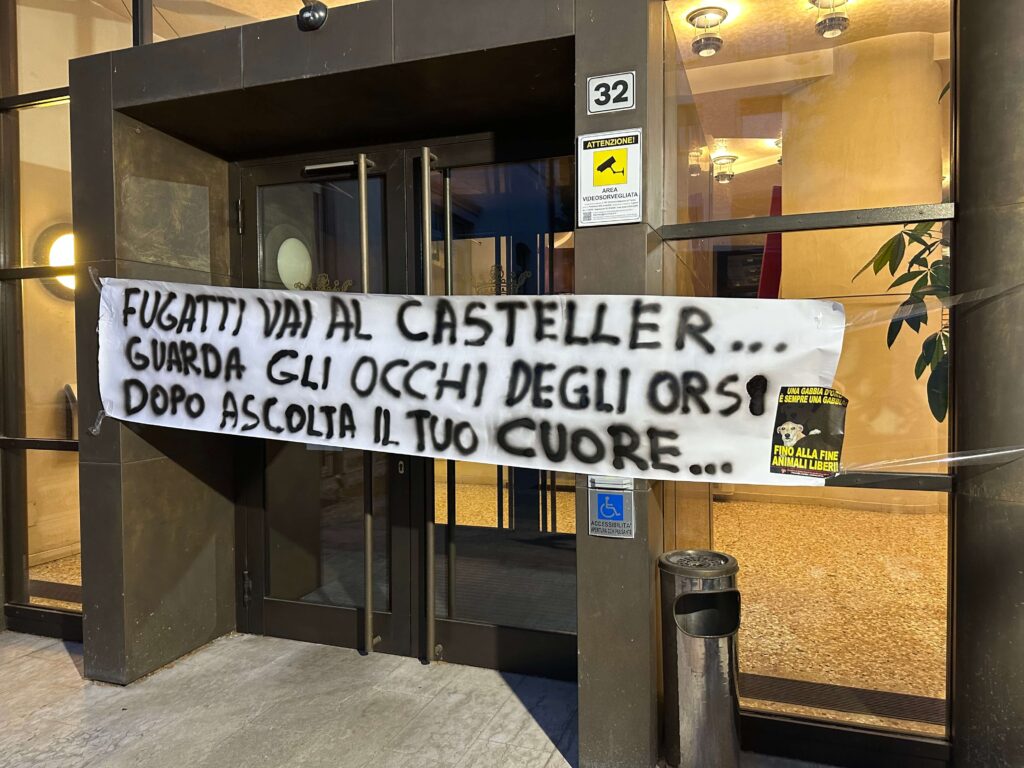 Centopercento animalisti, lo striscione sul palazzo della Provincia affisso mercoledì sera