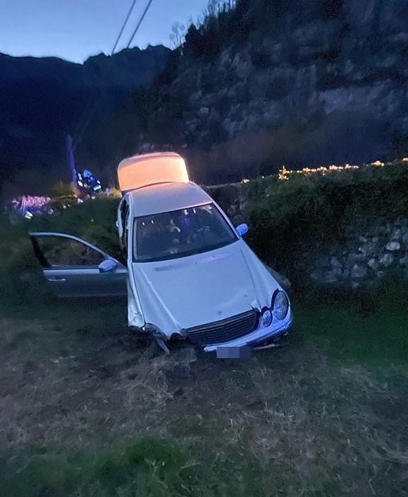 L'auto uscita di strada martedì 25 aprile, a Terlago