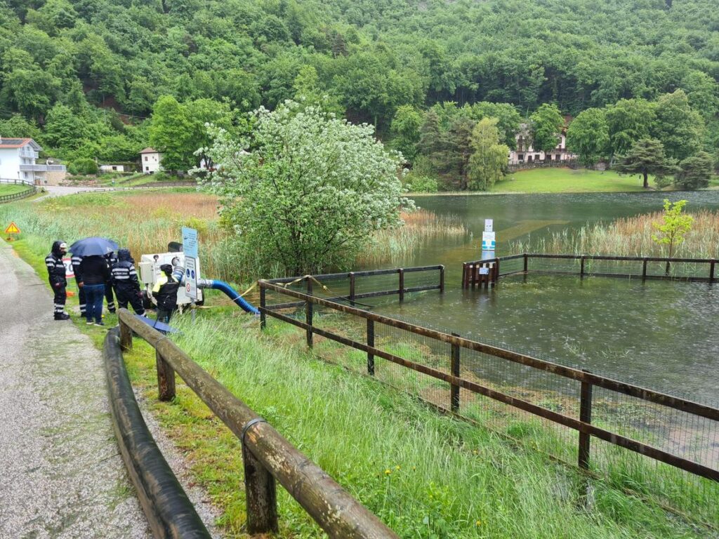 Lagolo, le operazioni di pompaggio (Protezione civile del Trentino)