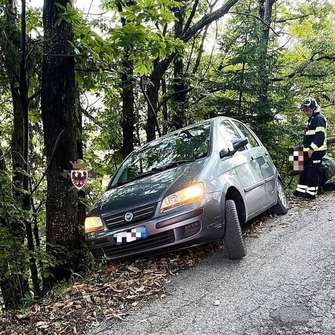 L'auto rimasta in bilico (Foto di Federazione dei vigili del fuoco volontari del Trentino – corpo vv.f. di Bosentino)