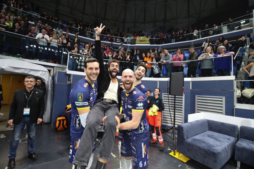 Marco Mengoni festeggia la vittoria con i giocatori del Trentino Volley