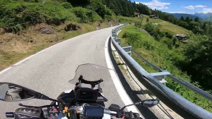 Una moto a una curva della strada del passo del Brocon