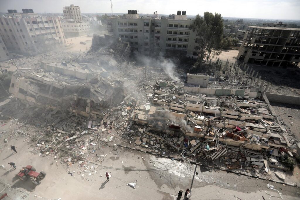 Palazzi distrutti a Gaza (Foto LaPresse)