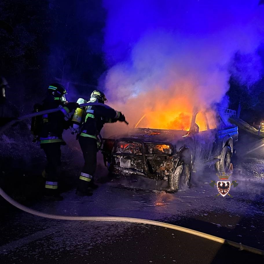 Pick up in fiamme Sabino-Ton (Foto di Federazione dei vigili del fuoco volontari del Trentino -  Corpo di Taio)