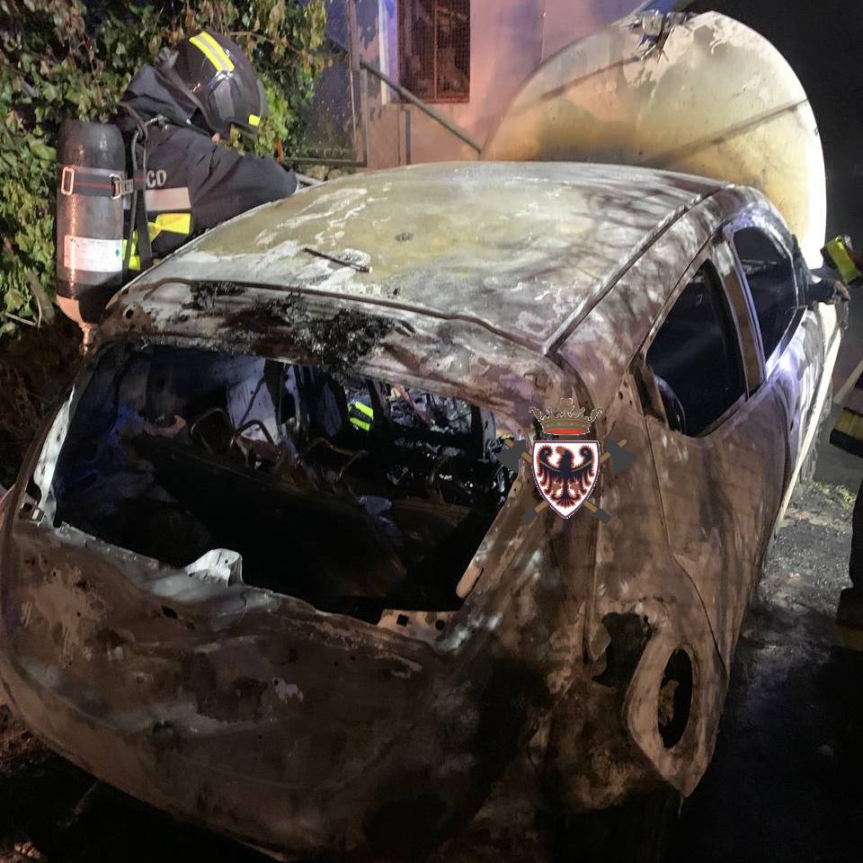 L'auto incendiata (Foto di Federazione dei vigili del fuoco volontari del Trentino)