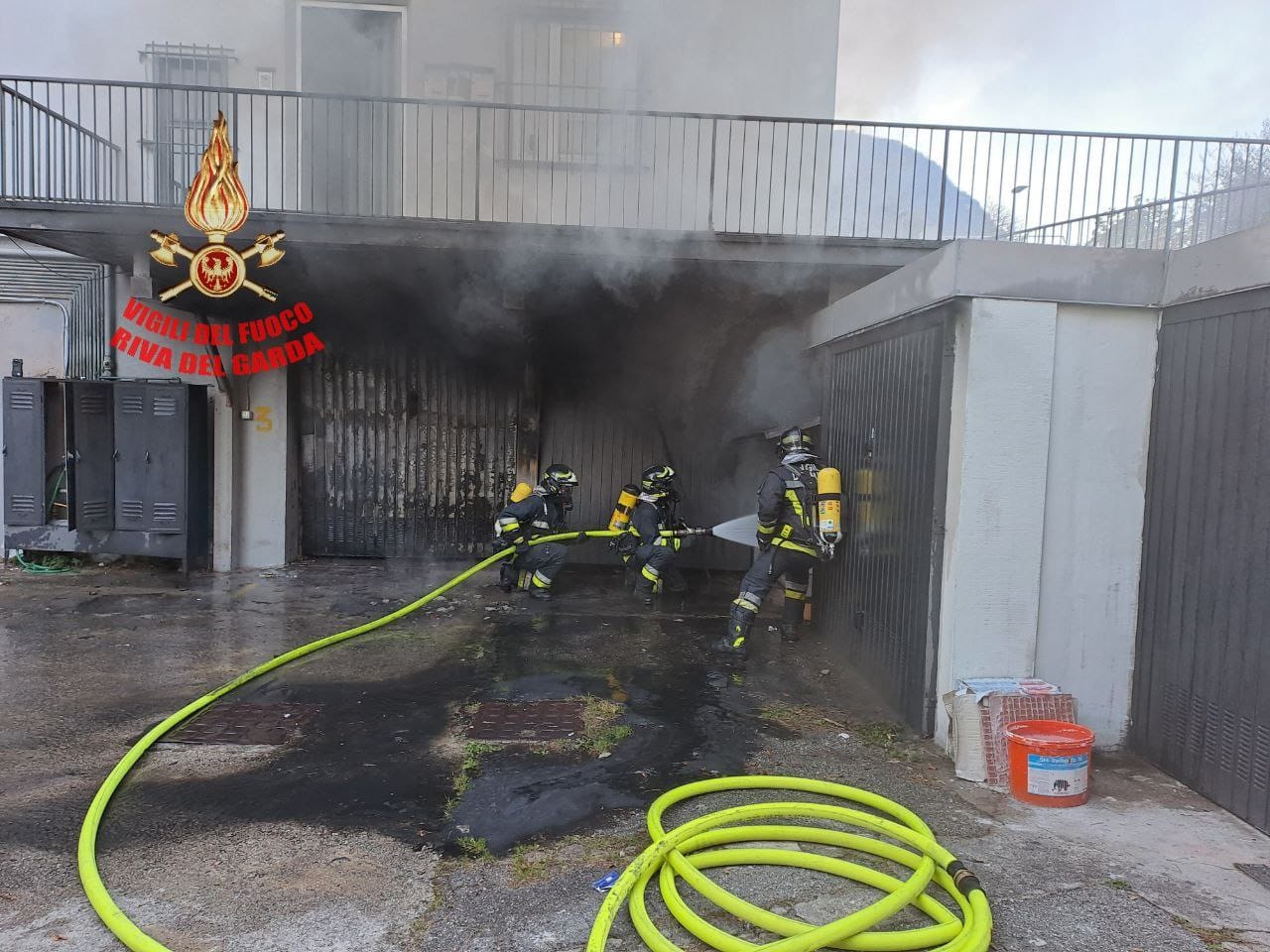 Riva del Garda, incendio a un garage di viale Trento