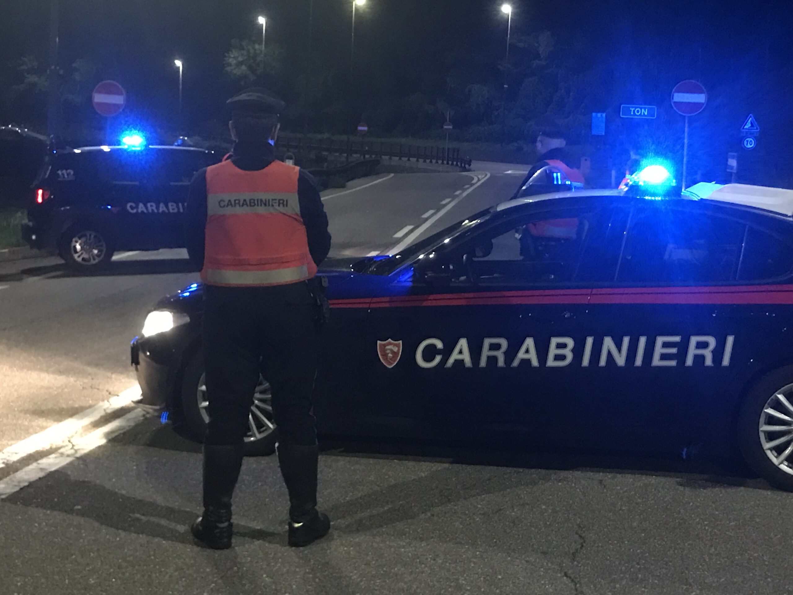 Scappano Dal Posto Di Blocco Rintracciati Dai Carabinieri Con Arnesi Da Scasso Denunciati Due 1130