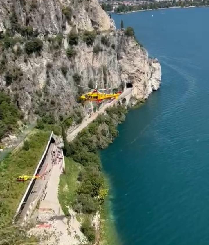 Gli elicotteri in soccorso