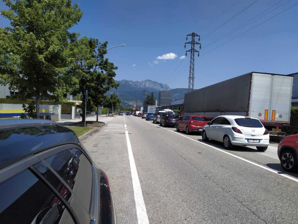 Via dell’Industria, la strada che si immette sulla rotatoria della Matalsistem, dove arriva anche via del Garda, bloccata dal traffico ieri mattina