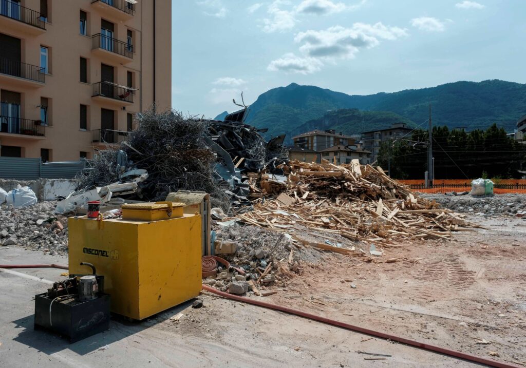 Il cantiere prosegue. Demolito un altro edificio sul lato ovest di via Brennero Foto Federico Nardelli