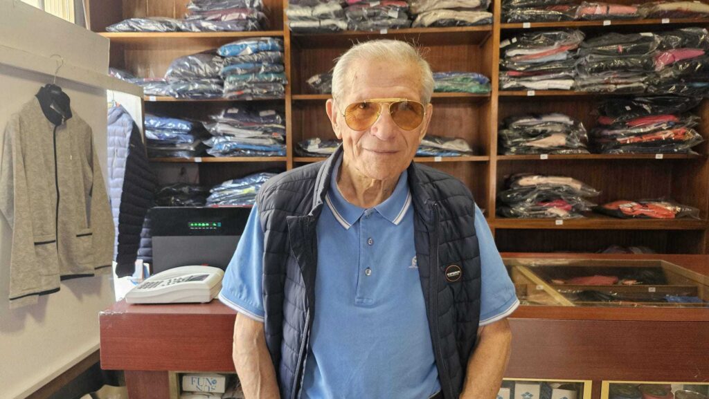 Roberto Rigotto nel suo negozio in via Paoli a Rovereto